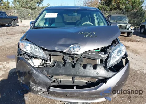 2014 Toyota Sienna Le V6 8 Passenger z USA, uszkodzony, nr VIN 5TDKK3DC2ES491118